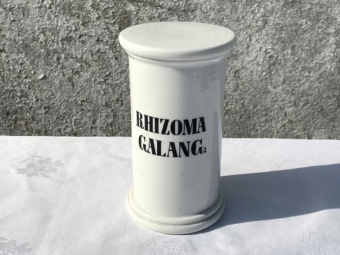 Royal Copenhagen
Apotheken Jar
RHIZOMA GALANG
* 725kr