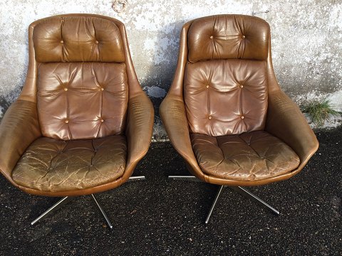Leather armchairs on swivel base. 
Lystolet
1700 DKK per set