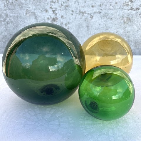 3 colored glass balls
* 850 DKK total