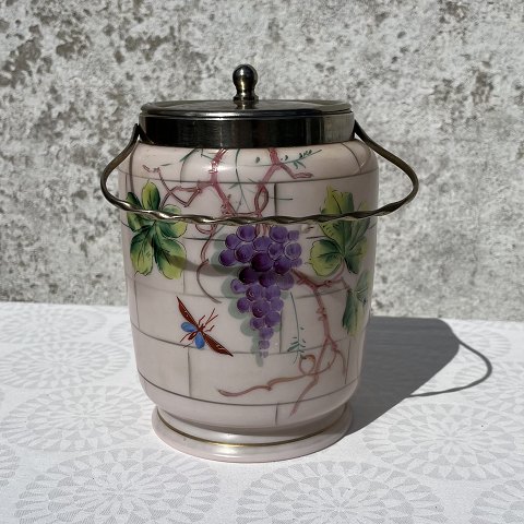 Biscuit bucket
With grapes
*DKK 500