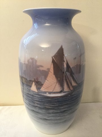 Royal Kopenhagen. große Bodenvase mit Segelboot Design Nr. 2774, Höhe 32 cm. 1. 
Sorte in einwandfreiem Zustand.