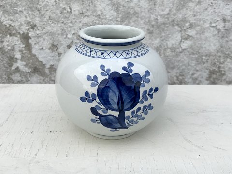 Royal Copenhagen
Tranquebar
Ball Vase
# 11/1163
*400kr