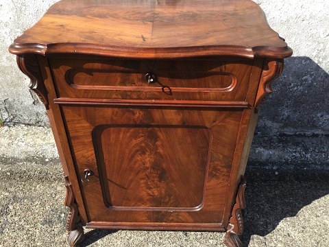 Console cabinet.
Mahogany.
675 DKK