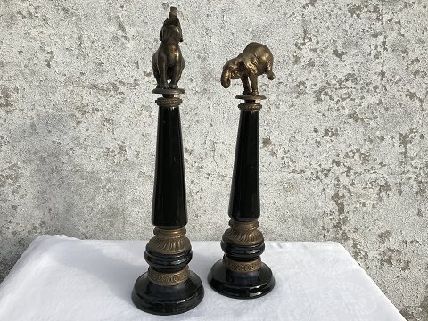 2 stk Bronze Elefanter 
på søjle af porcelæn
samlet pris: 2700kr*