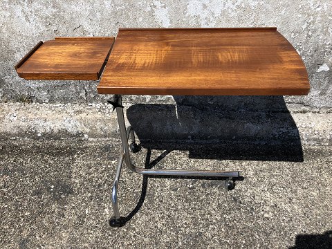 Kleiner Schreibtisch
Teakholz, Metallrahmen
650 kr