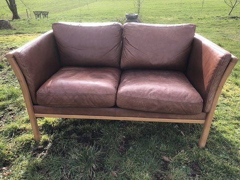 2 pers. sofa
Læder, bøgetræ
1200 kr