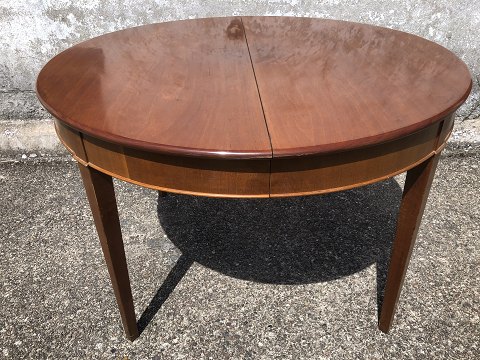 Round Dining Table
Mahogany
DKK 2200