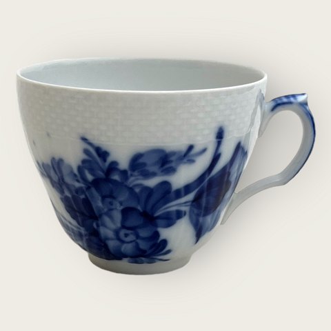 Royal Copenhagen
Curved blue flower
coffee cup without saucer
#10/1870
*100 DKK