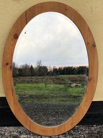 Ovalt spejl
Fyrretræsramme
*650kr