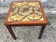 Small square side table.
Tiles and rosewood veneer.
375, -
