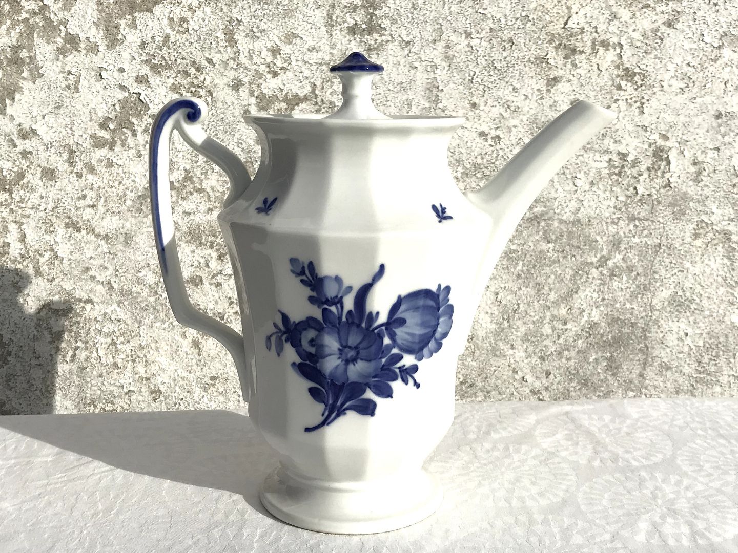 Moster Olga - Antik & Design - Royal Copenhagen * Kantet * Blå blomst * Kaffekande * #10/8502 * *225kr - Royal Copenhagen * Kantet Blå blomst * Kaffekande * #10/8502 * *225kr